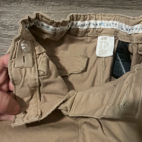 3/$20 Boys H&M Khaki pants size 9-12 months with adjustable waist! - Picture 3 of 4